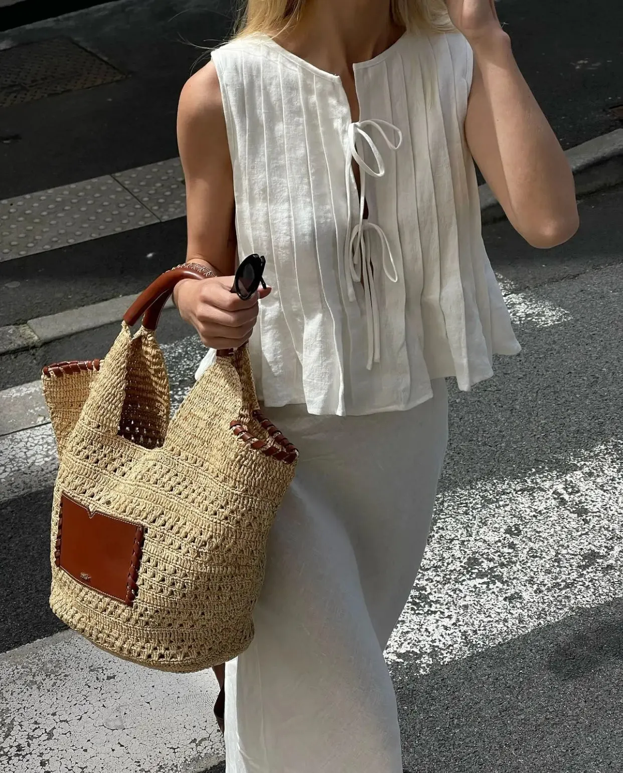 Girlary Fashion Bow Lace Up Shirts Women Cotton Linen Hollow Out Sleeveless Pleated Blouses Woman 2024 Summer New Casual Lady White Tops